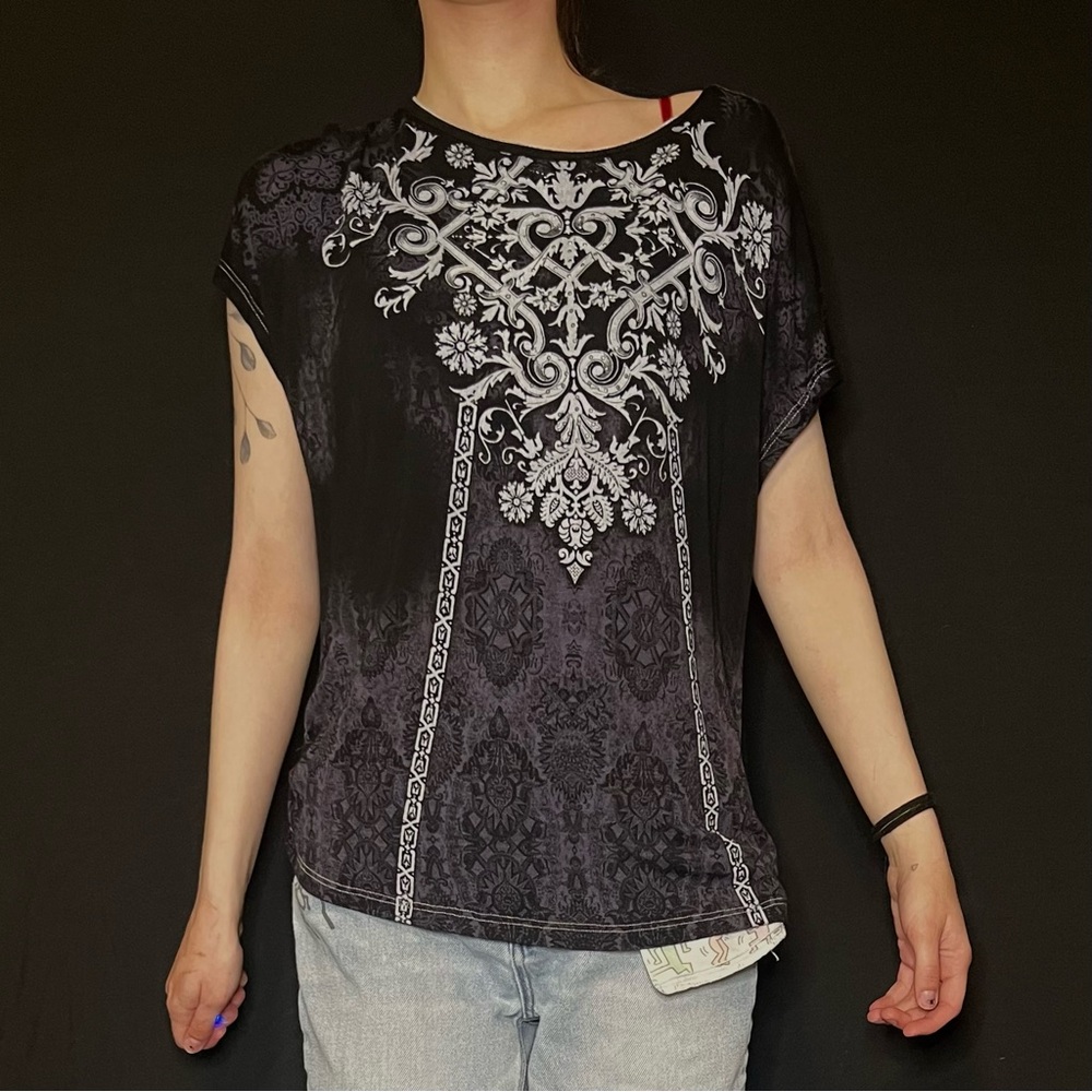 Goth alternative y2k wide neck shirt with art neaveou motif - Picture 2 of 6